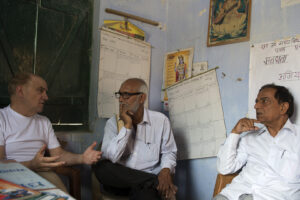 A Samastipur, Jean-Paul DROZ en conversation avec les responsables de l'association CARD (Center for All Round Development) dont les principales activités sont centrées sur l'éducation dans cette région rurale, en 2014.